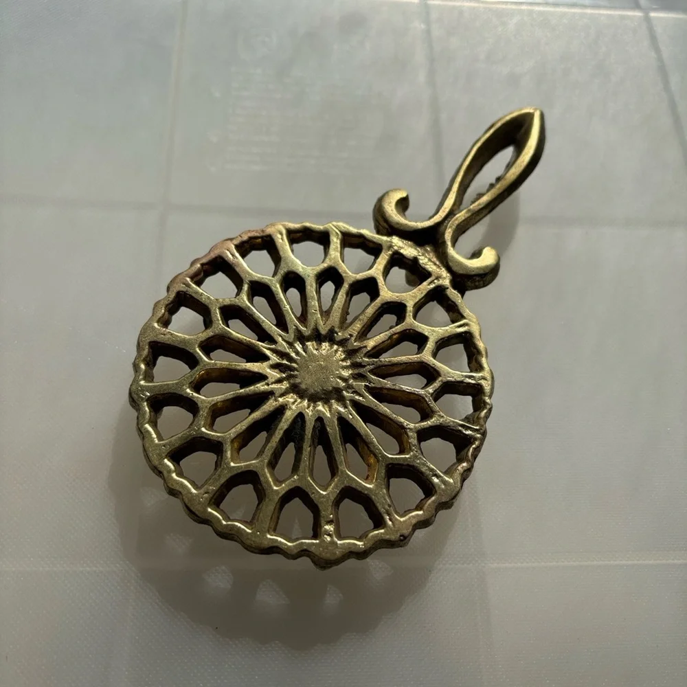🟡Round Brass Trivet With Scallop Edging, Vintage
